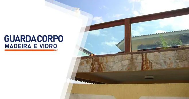 Guarda corpo de madeira e vidro